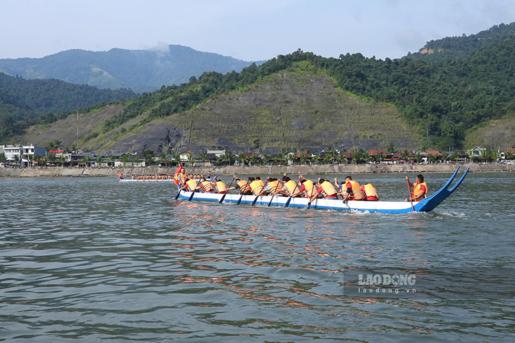 El festival de carreras de botes duoi En en Muong Lay se ha convertido en una marca turistica de la provincia de Dien Bien. Foto: Quang Dat