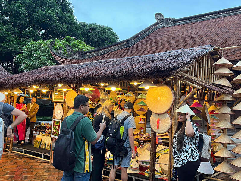 Gian hang thu cong truyen thong voi nhieu hoa van dep mat mang dam dau an van hoa Viet. Ảnh: Tuong Vy