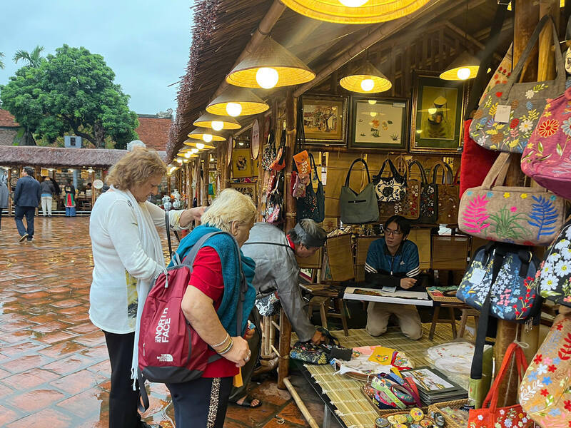 Du khach nuoc ngoai thich thu trai nghiem Festival Thang Long - Ha Noi. Ảnh: Tuong Vy