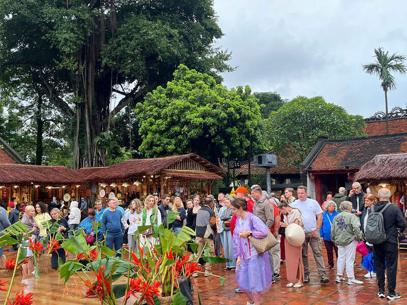 Du thoi tiet mua va am uot, le hoi van thu hut rat nhieu khach Tay toi trai nghiem. Ảnh: Tuong Vy