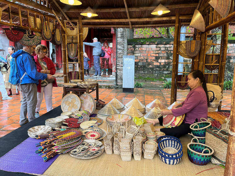 Du khach nguoi Phap thich thu voi trang phuc ao dai va non la cua Viet Nam. Ảnh: Tuong Vy