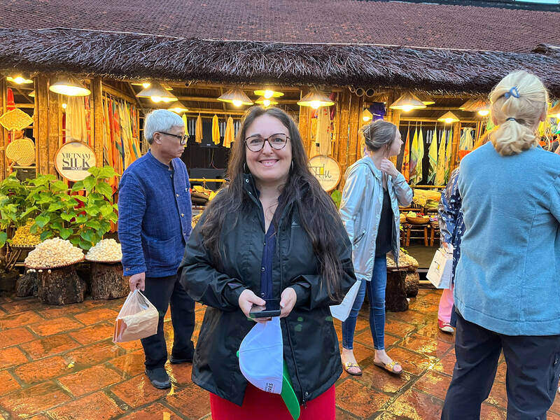 Le hoi da giup cho nhieu vi khach nuoc ngoai hieu hon ve van hoa Viet. Ảnh: Tuong Vy