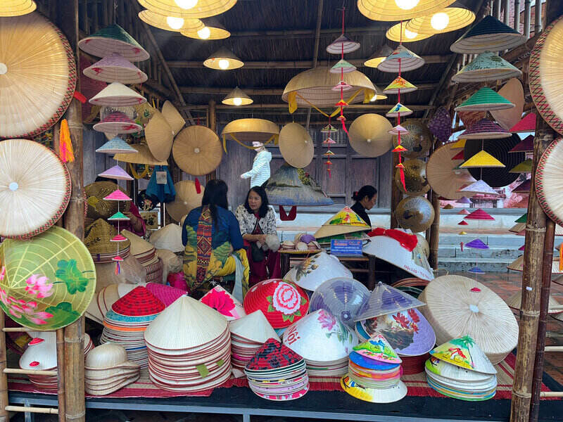 Hai du khach Tay Ban Nha thay rang loi song, am thuc va tin nguong cua nguoi Á Dong co nhieu dieu khac biet thu vi so voi cac nuoc phuong Tay. Ảnh: Tuong Vy