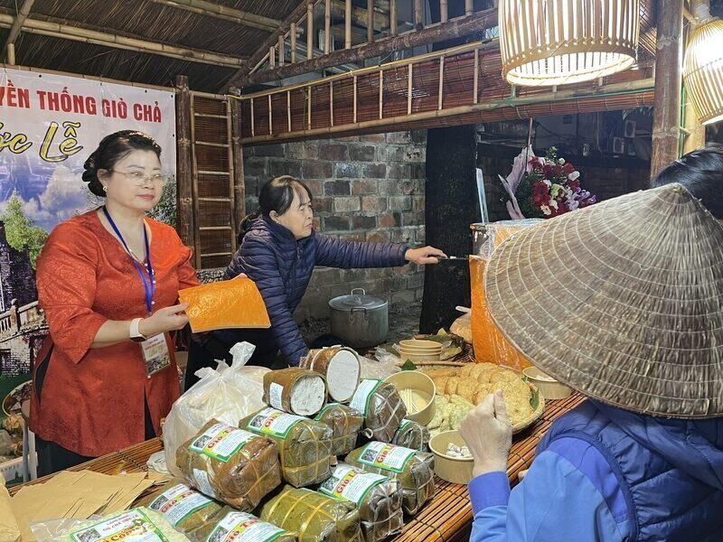 Gian hang Lang nghe hon 300 nam tuoi tai Festival Thang Long 2025. Ảnh: Tuong Vy