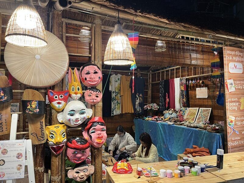 Ngoai ra, tai khong gian le hoi tai Ho Van, Van Mieu - Quoc Tu Giam co rat nhieu gian hang dac sac ma du khach co the toi check - in va trai nghiem. Ảnh: Tuong Vy