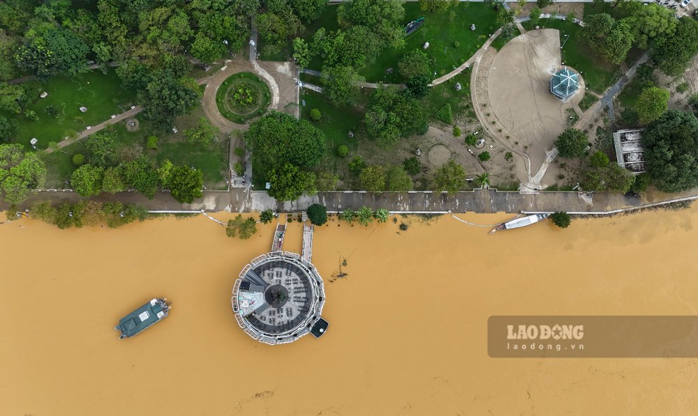 Sau khi nuoc rut, hang ngan nguoi tu cac luc luong va nguoi dan da ra quan thu gom rac thai, ve sinh duong pho, khoi thong cong ranh, gia co cay xanh, nhanh chong on dinh doi song do thi.