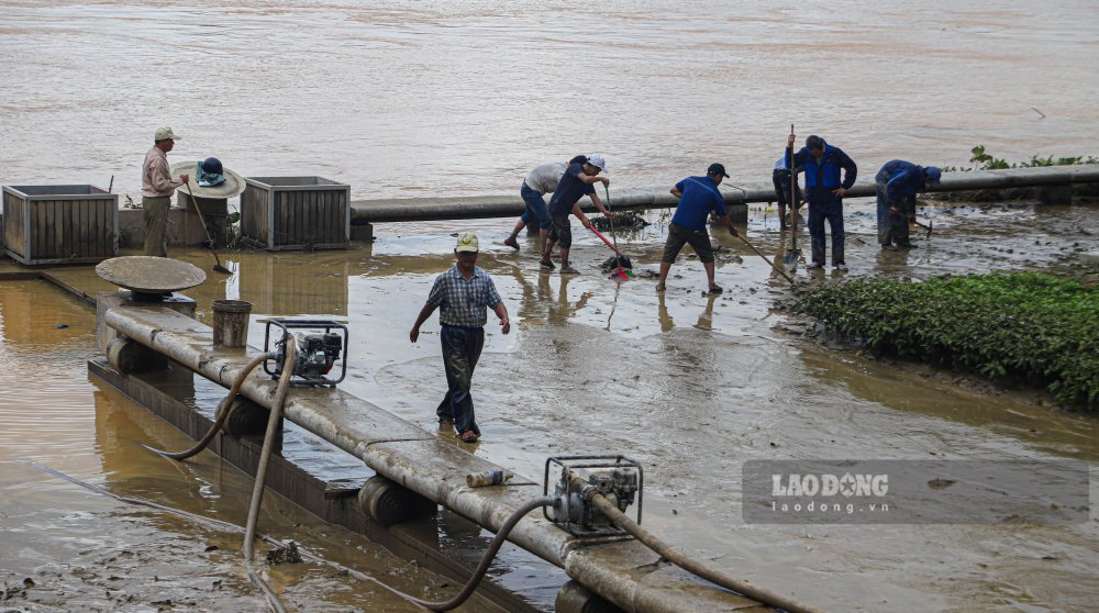 Ghi nhan tai Cong vien 3-2, khu vuc trung tam ben bo nam song Huong, hang chuc cong nhan dang lam viec lien tuc, chia thanh nhieu to, vua xuc rac, vet bun, vua xit rua bang may bom cong suat lon.