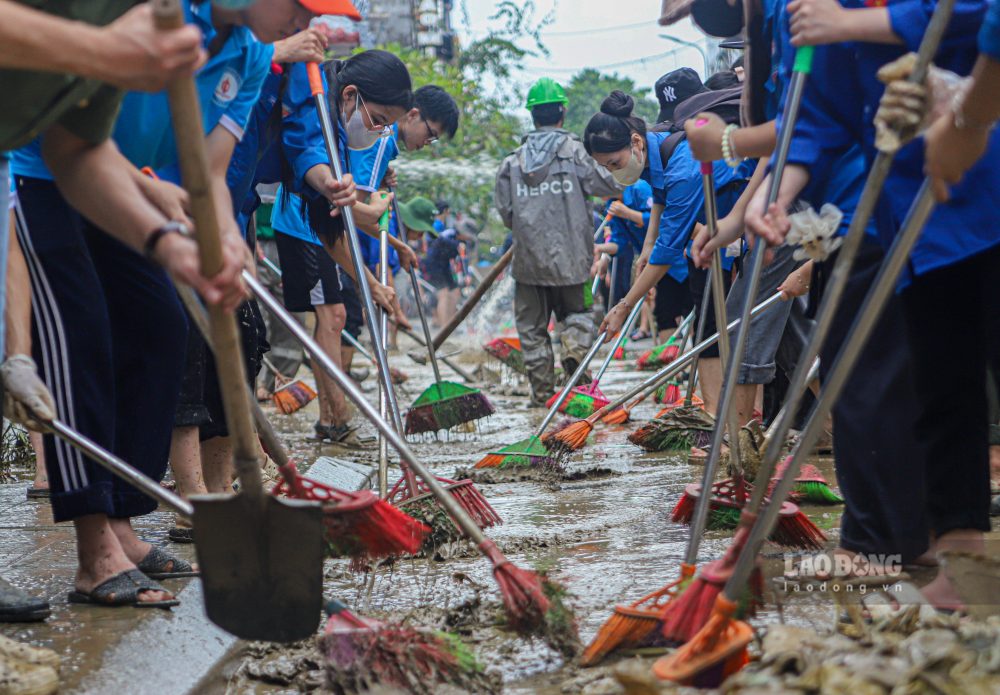Luc luong vu trang, tinh nguyen vien ra suc don dep sau lu.