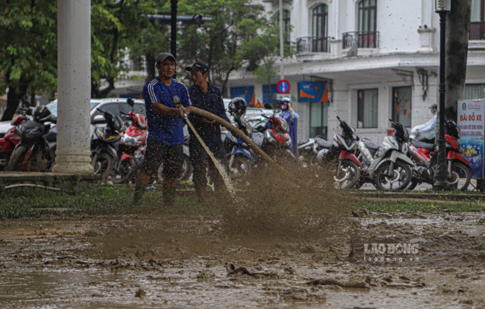 Lanh dao Trung tam Cong vien cay xanh Hue, cho biet luong bun sau lu qua lon, don vi phai dung may bom ap luc cao de hoa long bun, sau do day di tung doan. Nguyen tac la nuoc dat rut den dau, don den do, khong de ton dong gay o nhiem.