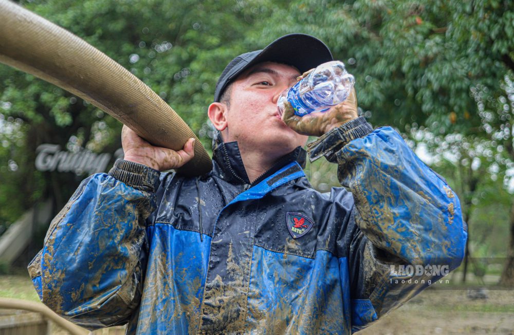 Tuy nhien, voi lop bun non day dac, cong tac don dep gap phai rat nhieu kho khan.