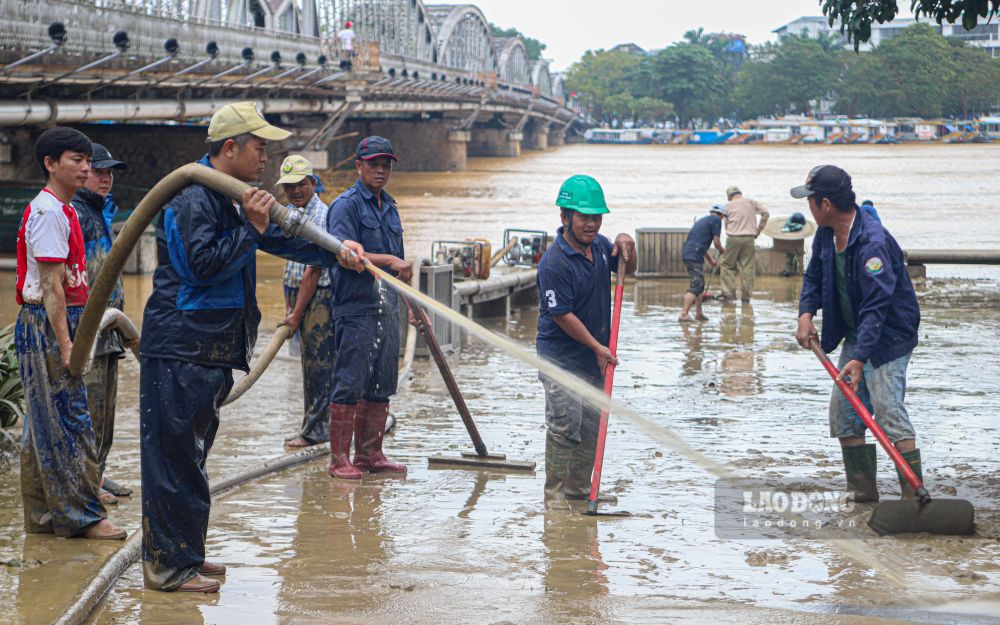 Trong nhung ngay qua, Trung tam Cong vien cay xanh Hue da huy dong hang chuc nguoi cung phuong tien may moc de khan truong don dep, lam sach moi truong.
