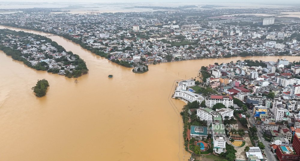 Some social networking sites and some media posted false information about the recent major flood in Hue. Photo: Nguyen Luan