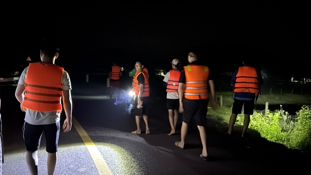 Nhieu nguoi tham gia tim kiem be gai mat tich. Anh: Duy Tuan