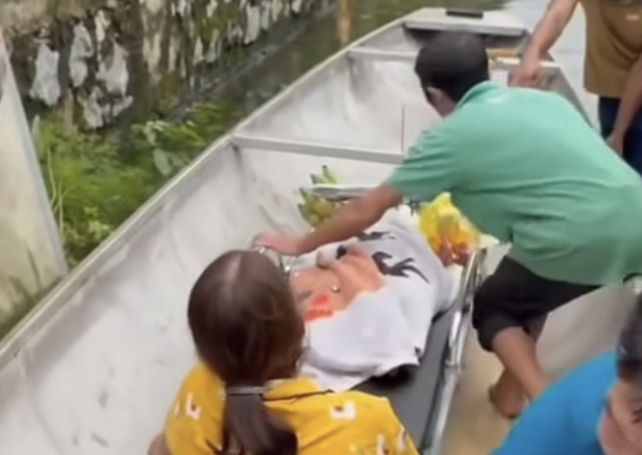 El bebe fallecido fue llevado a casa para preparar los funerales. Foto: Thu Thao