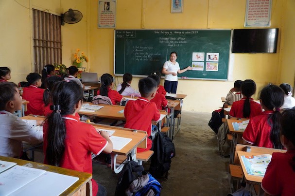 In addition to building inter-level boarding schools, the Ministry of Education and Training will develop specific policies to attract teachers in border areas. Illustrative photo: Van Trang