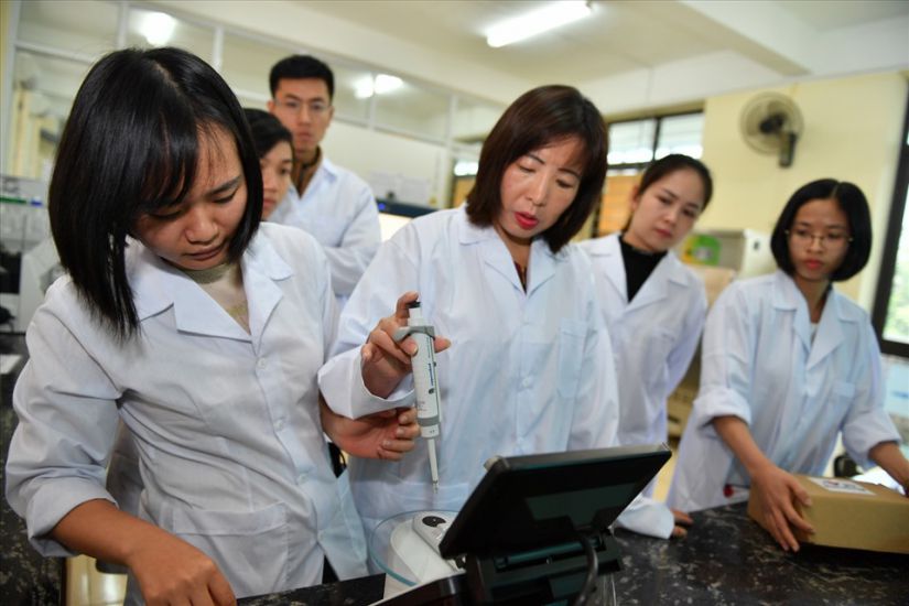Associate Professor, Dr. Tran Thi Thu Ha guides students in scientific research. Photo: Character provided