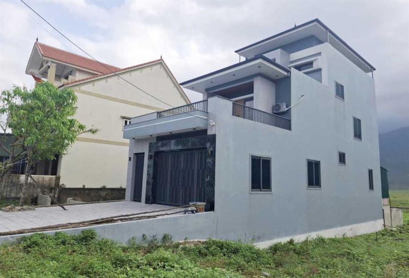 한국에서 노동을 한 덕분에 하띤성 꼬담브라 코뮌 남머이브라 마을에 사는 응아 씨 가족은 웅장한 3층 집을 지었습니다. 사진: 쩐 뚜언