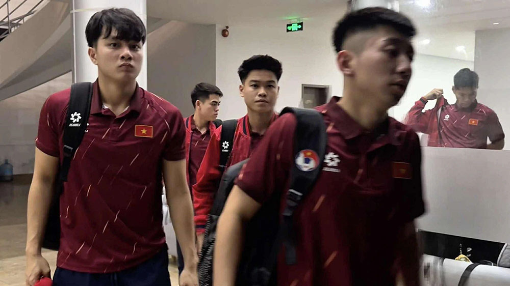 U22 Vietnam left for China on the morning of November 10. Photo: Minh Tu