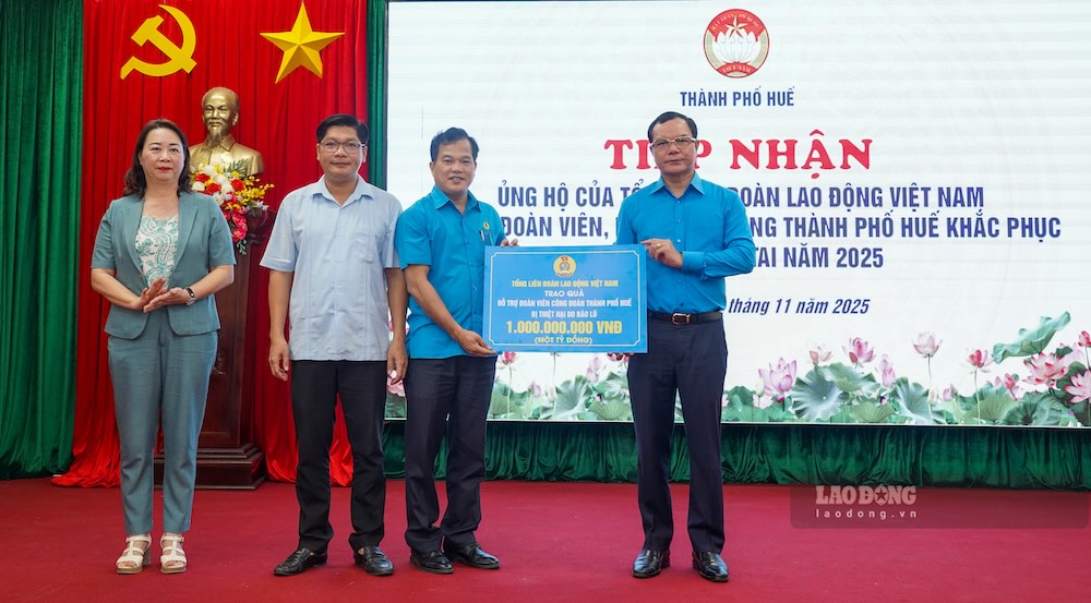 Pho Chu tich Uy ban MTTQ Viet Nam TP Hue, Chu tich LDLD thanh pho Le Minh Nhan (thu 3, trai sang) tiep nhan 1 ti dong tu Chu tich Tong LDLD Viet Nam Nguyen Dinh Khang (phai). Anh: Phuc Dat.