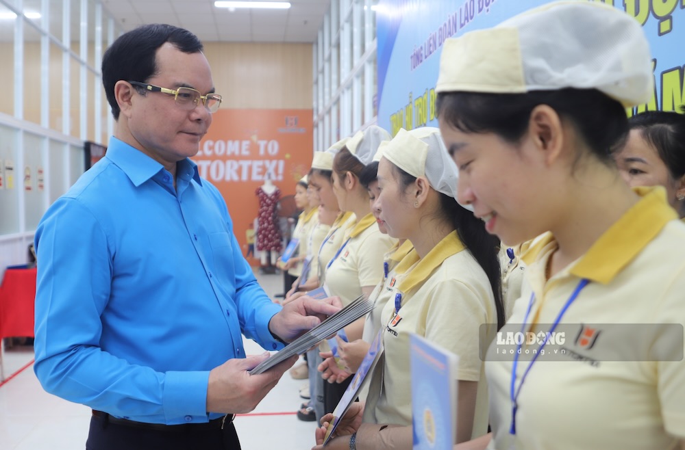 グエン・ディン・カン氏 - 党中央委員会委員、ベトナム祖国戦線中央委員会副委員長、ベトナム労働総同盟委員長は、嵐と洪水の被害を受けた組合員と労働者に贈り物を贈り、激励した。写真: グエン・ルアン