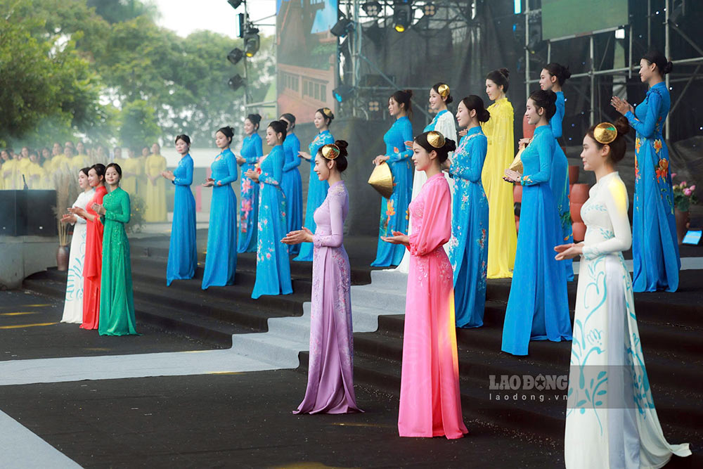 Ta ao dai ton vinh net dep phu nu Viet Nam tu tin, nang dong va tran day suc song trong nhip song hien dai. Anh: Hai Nguyen