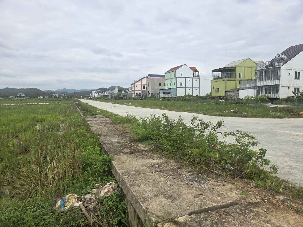 Kết quả kiểm tra cho thấy nhiều lô đất đường bê tông bị hẹp so với thiết kế, quy hoạch. Ảnh: Quang Đại