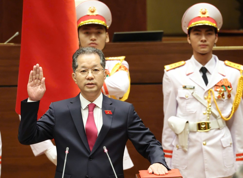 Le nouveau president du Tribunal populaire supreme Nguyen Van Quang prete serment devant l'Assemblee nationale. Photo : Anh Huy