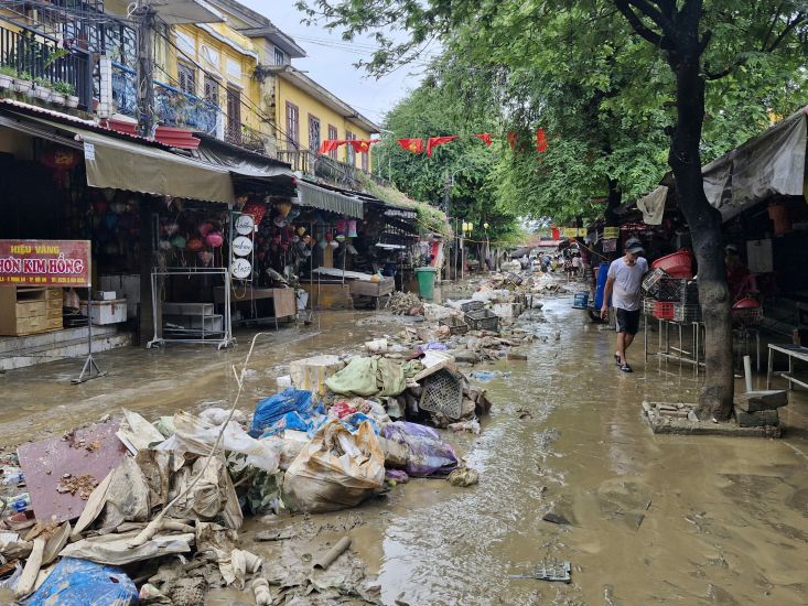Hoi An ancient town struggles through flood seasons, but people still keep calm. Photo: Lan Nhi - Nguyen Hoang