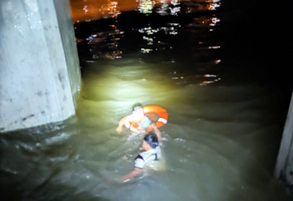 Don Bien phong Cau Bong kip thoi cuu nguoi nhay cau Tran Phu o Nha Trang