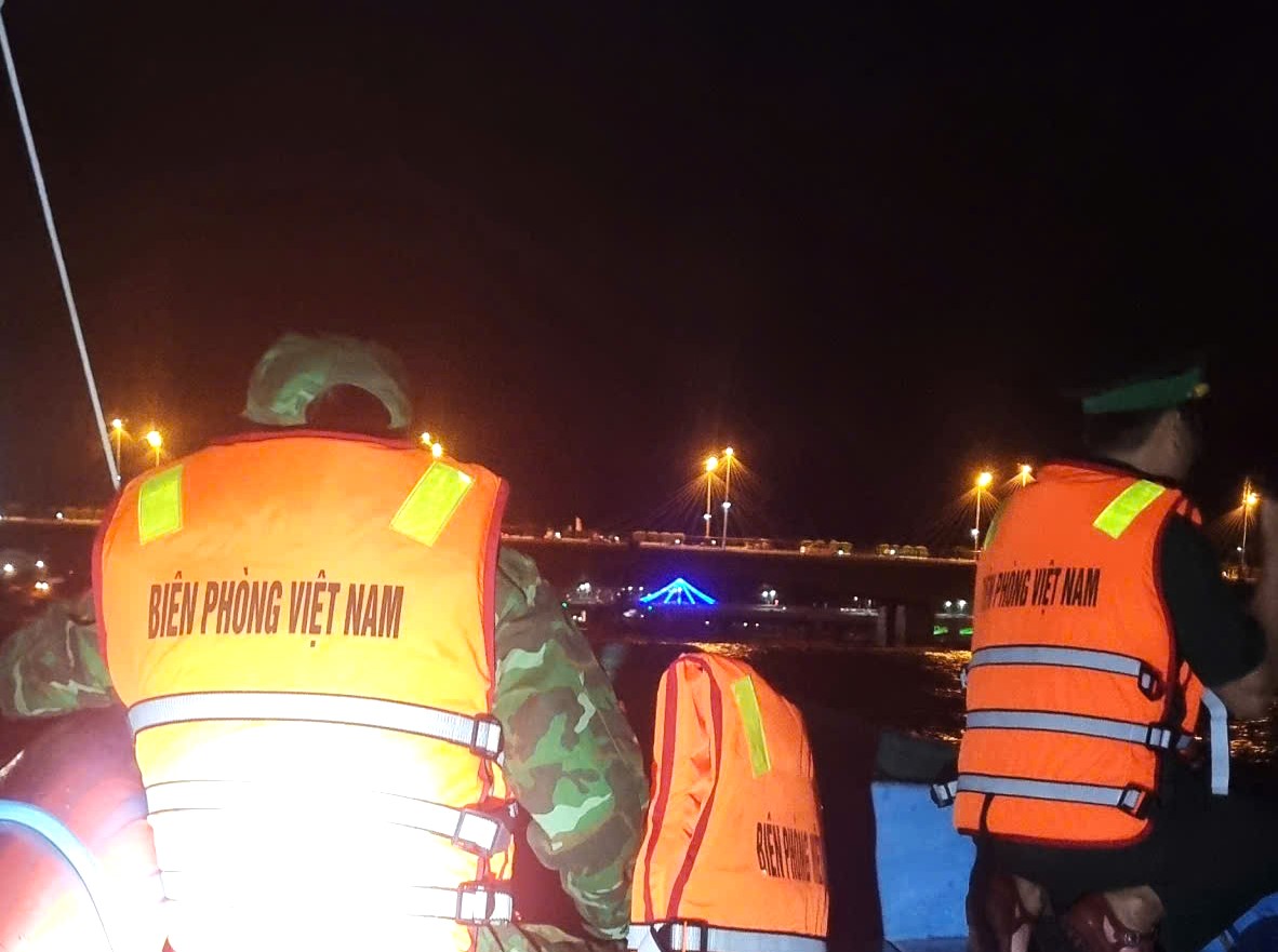 Cau Bong Border Guard Station promptly rescued people from jumping off the bridge in Nha Trang. Photo: Loc Tho