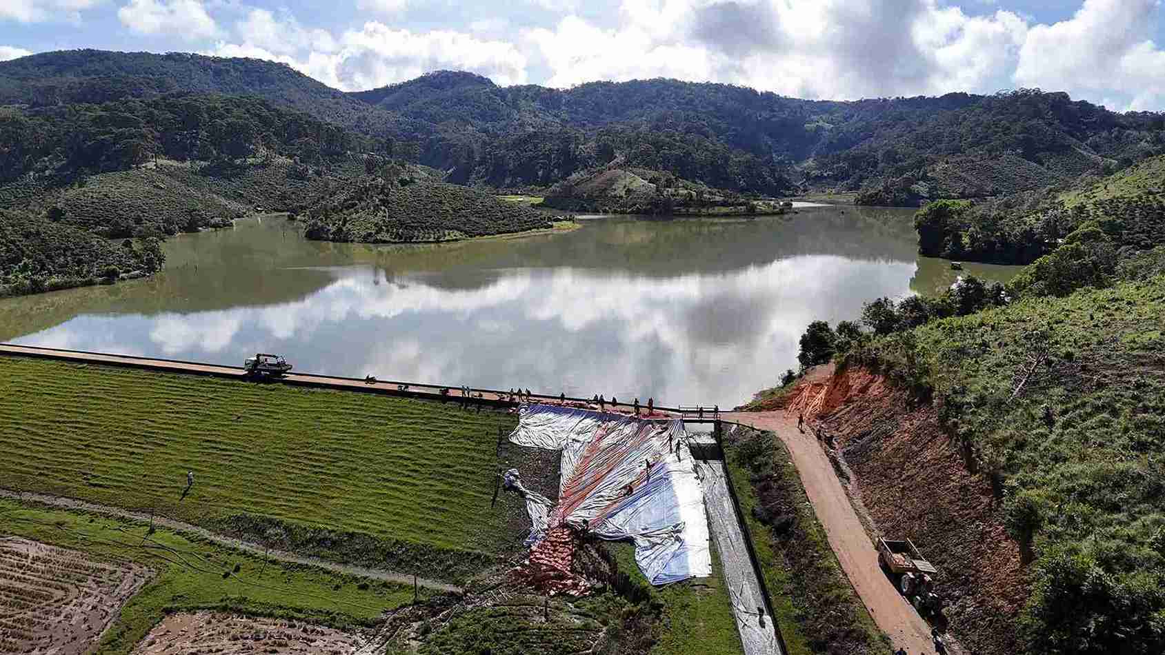Dap thuy loi Cay An co dung tich chua 1,7 trieu m3 khoi nuoc xuat hien nhieu vet nut, sut lun nghiem trong dang duoc gia co dam bao an toan. Anh: Phuc Khanh
