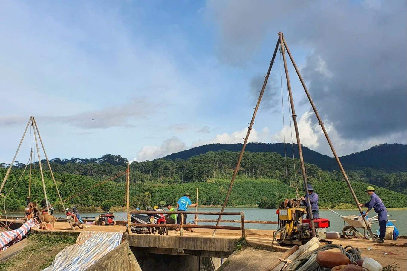 The technical unit conducted a drilling to pump waterproof chemicals into the body of Cay An dam in Lam Dong. Photo: Phuc Khanh