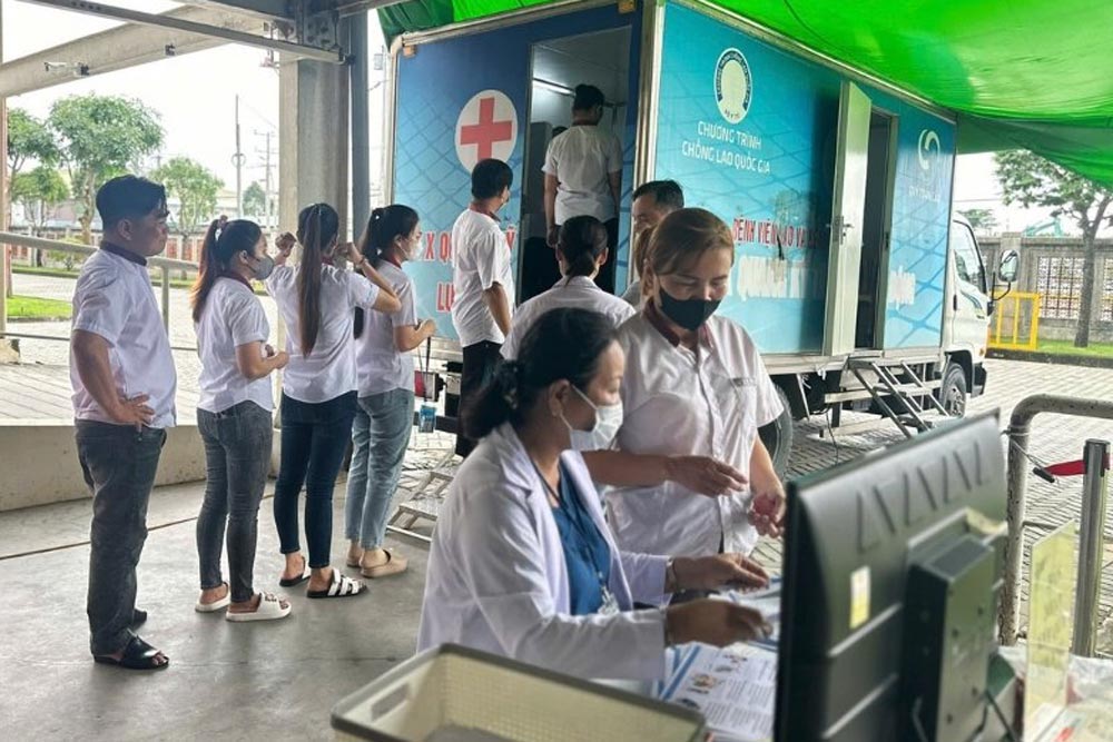 The Trade Union of Ty Bach Company Limited in collaboration with Vinh Long Lung Hospital organized examinations and interviews to screen for tuberculosis for workers. Photo: Hoang Loc