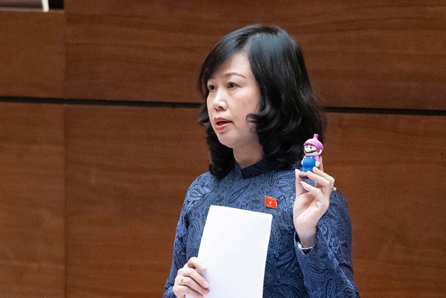 Bo truong Y te Dao Hong Lan noi ve tac hai cua thuoc la dien tu tai phien chat van Quoc hoi. Anh: Quochoi.vn