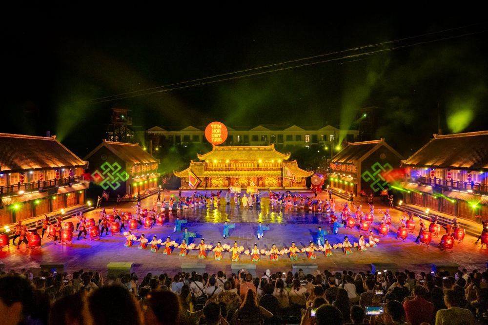  Vingroup cung gop phan quang ba rong rai van hoa nghe thuat co truyen dan toc thong qua cac show thuc canh song dong, duoc bieu dien tai cac khu du lich Vinpearl. Anh: Vingroup