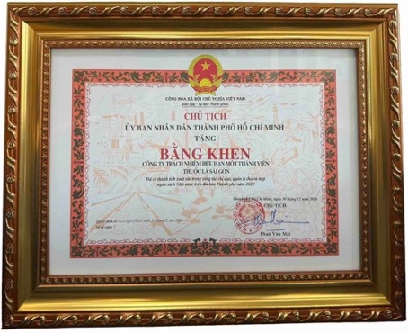 Cong ty Thuoc la Sai Gon nhan bang khen cua Chu tich UBND TP.HCM ve thanh tich xuat sac trong cong tac nop thue va ngan sach nha nuoc nam 2024. Anh: DN cung cap.