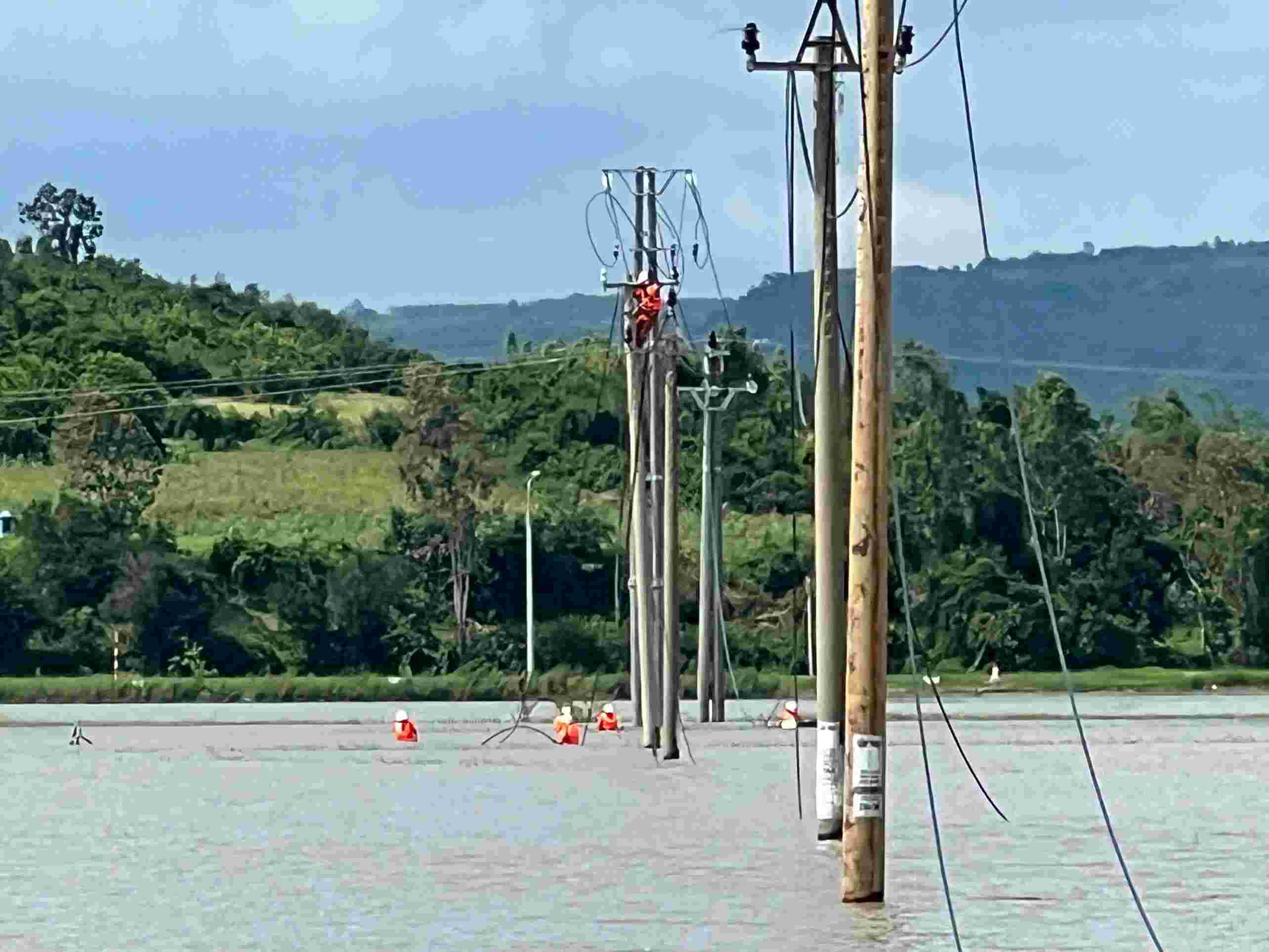 Vuot qua kho khan, nganh dien dang no luc hoan thanh viec cap dien som nhat, bao dam cho nguoi dan sinh hoat, san xuat. Anh: Hong Hoa