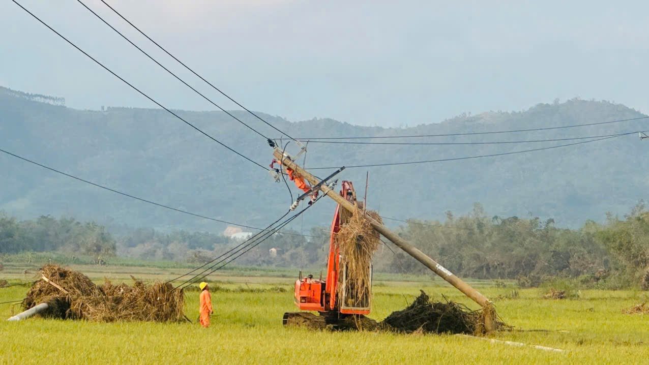 닥락 전력 회사는 태풍 후에도 전선 손상을 복구하여 주민들에게 조속히 전기를 다시 공급하기 위해 노력하고 있습니다. 사진: 홍화
