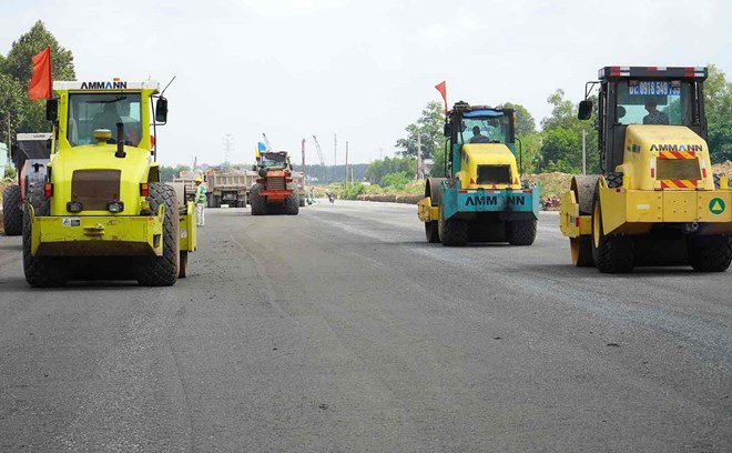 Construction of Bien Hoa - Vung Tau Expressway through Dong Nai province. Documentary photo: HAC