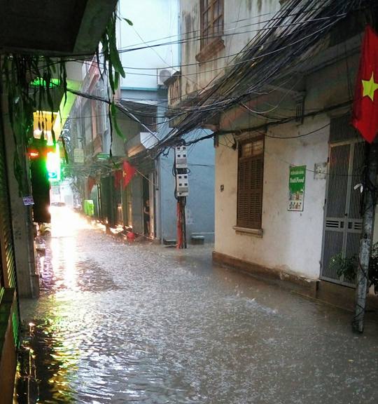 Ngo thuong xuyen ngap nuoc khi mua to nhung mot ngoi nha trong ngo nay co gia ban tang gan 10 ti sau mot nam sang tay. Anh: Ha Le