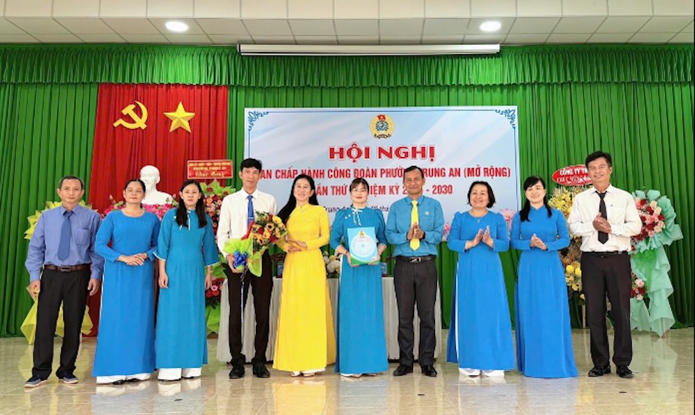 Ban Chap hanh Cong doan phuong Trung An khoa I ra mat Hoi nghi. 