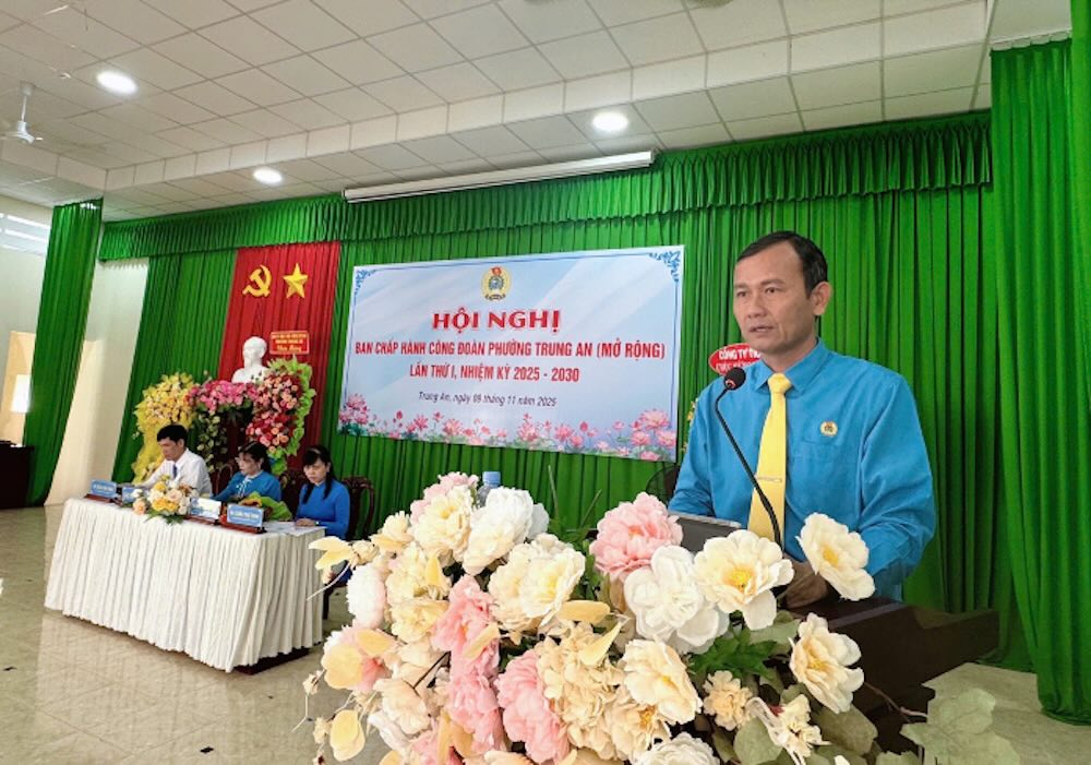 Ong Hoang Khac Tinh – Pho Chu tich Thuong truc LDLD tinh Dong Thap phat bieu chi dao tai Hoi nghi Ban Chap hanh Cong doan phuong Trung An. Anh: Luu Hung.