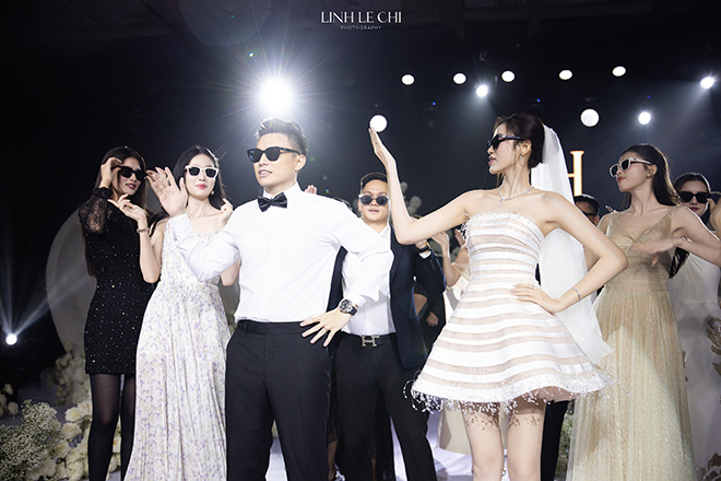 Chu re, co dau cung cac sao Viet nhay vui nhon tren nen nhac “Marry you“, “Sao hang A“. Anh: Le Chi Linh