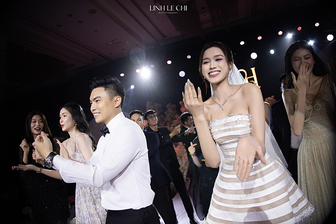 Chu re Viet Vuong hoc nhay de chieu theo y co dau. Anh: Le Chi Linh