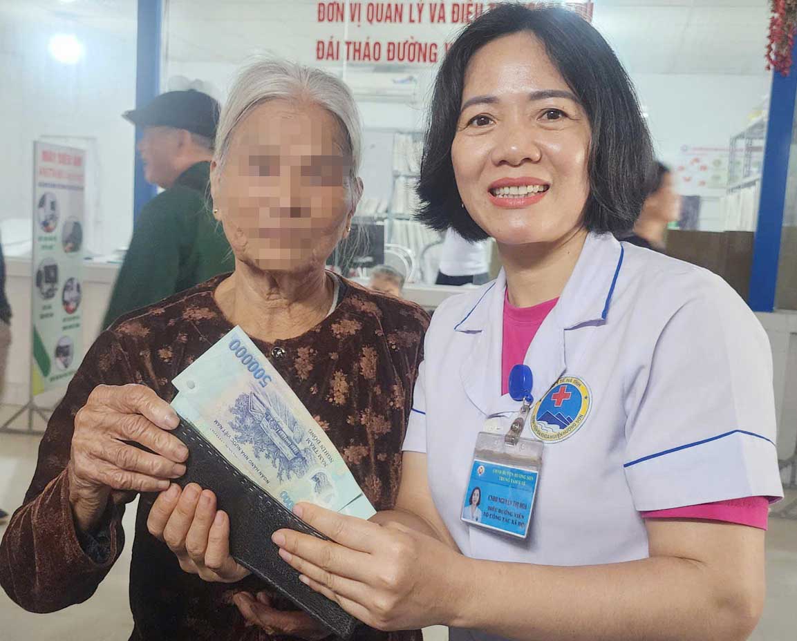 La Sra. Hoa devolvio mas de 17 millones de VND a una anciana que los habia perdido al ir al medico en el Centro Medico Huong Son. Foto: Son Tien.