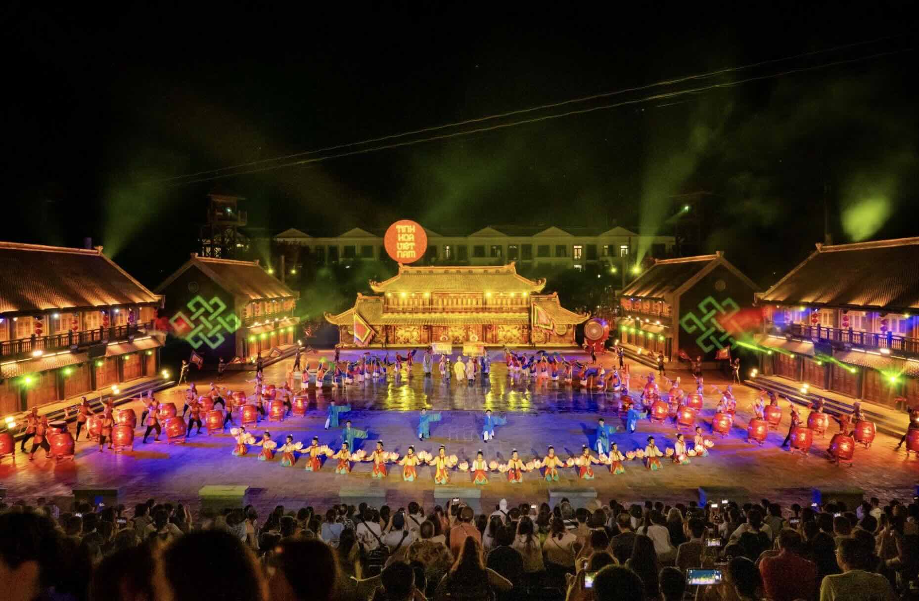 Vingroup cung gop phan quang ba rong rai van hoa nghe thuat co truyen dan toc thong qua cac show thuc canh song dong, duoc bieu dien tai cac khu du lich Vinpearl. Anh: