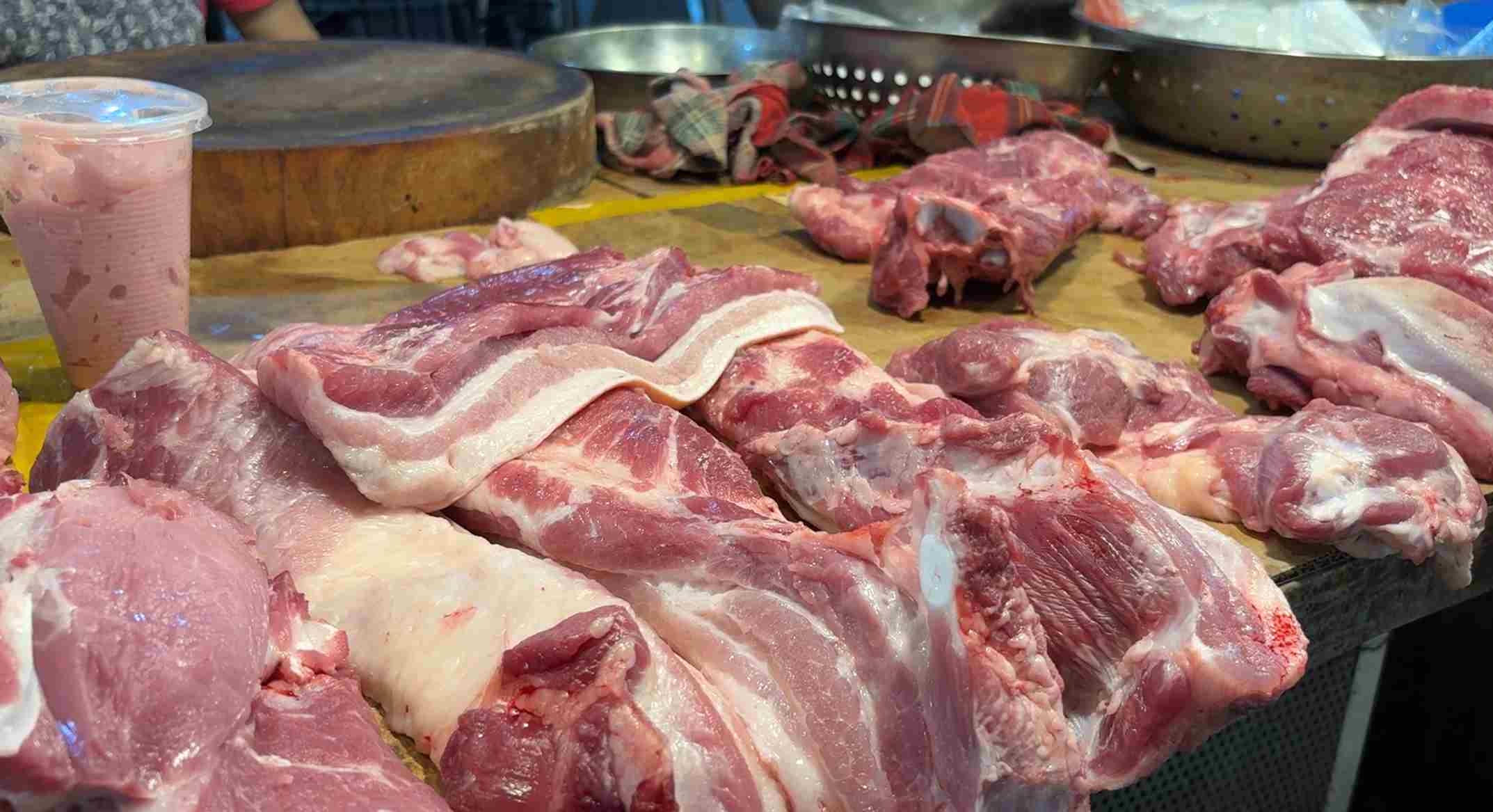 El precio del cerdo vivo hoy 10 de noviembre continua disminuyendo algunas localidades han alcanzado el minimo de 47.000 VND/kg. Foto: Phuong Anh