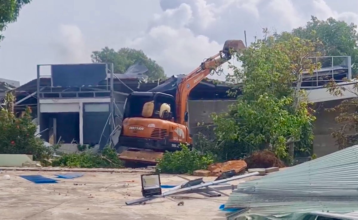 Khoi phuc lai hien trang ban dau cua dat bi chiem trai phep. Anh: Pham Duy 