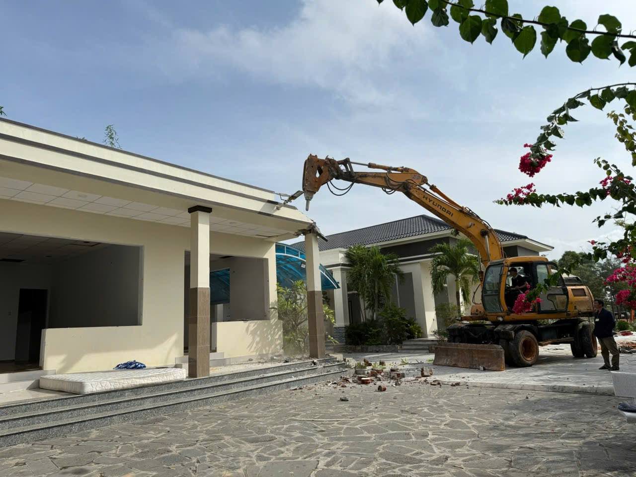 May moc pha do cac cong trinh xay dung tren dat cong bi chiem trai phep, sang 10.11. Anh: Pham Duy 