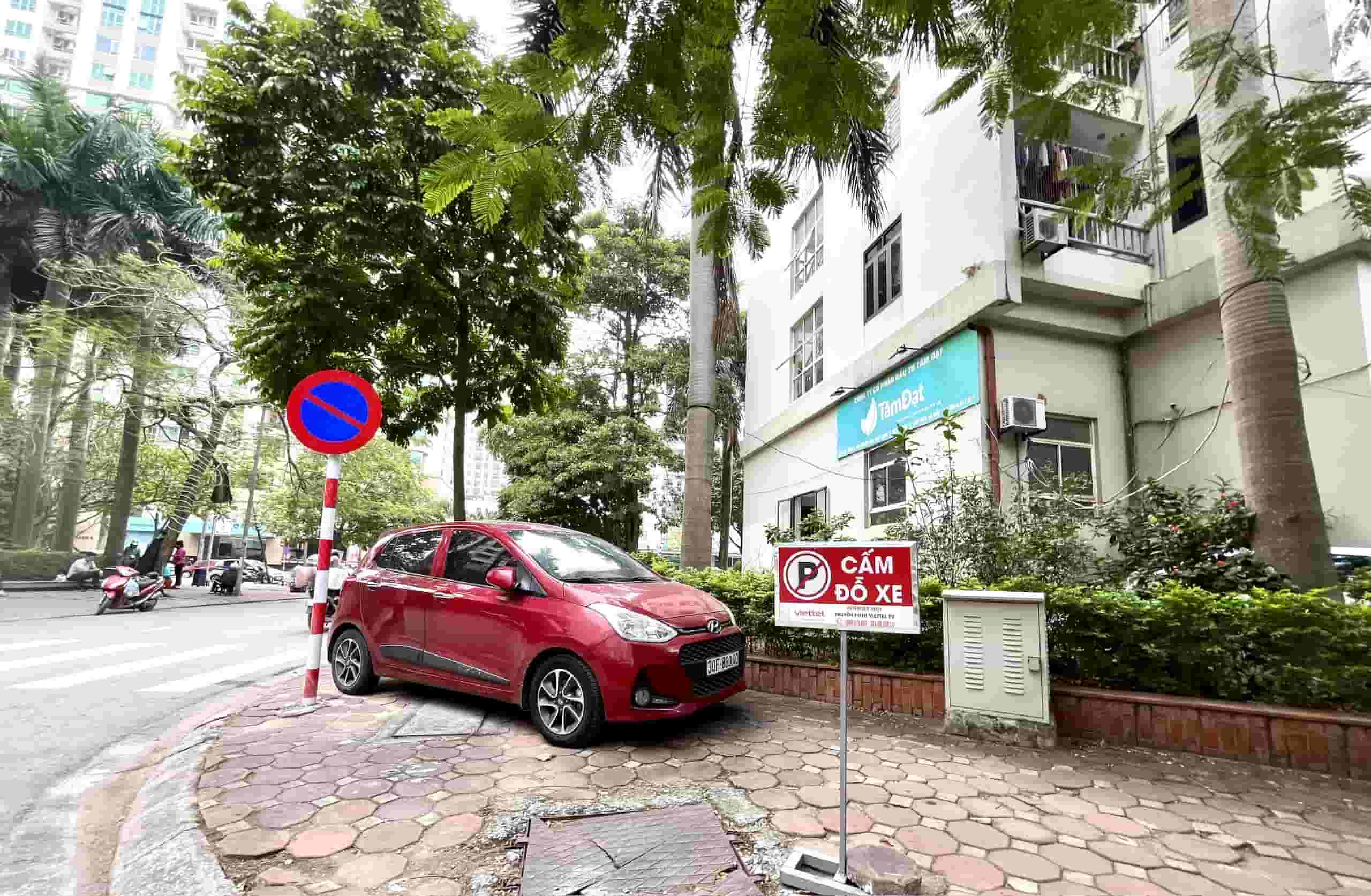 Parking in prohibited areas can result in fines. Photo: Xuyen Dong